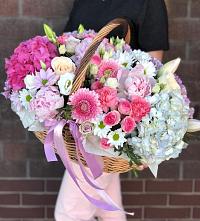 Композиция солнечный день в Кубинке Цветочная композиция из Розы, Хризантемы, Пионы и Лизиантусы в корзине в Кубинке