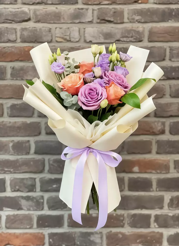 Букет цветов из: Лизиантусы и Розы в Кубинке