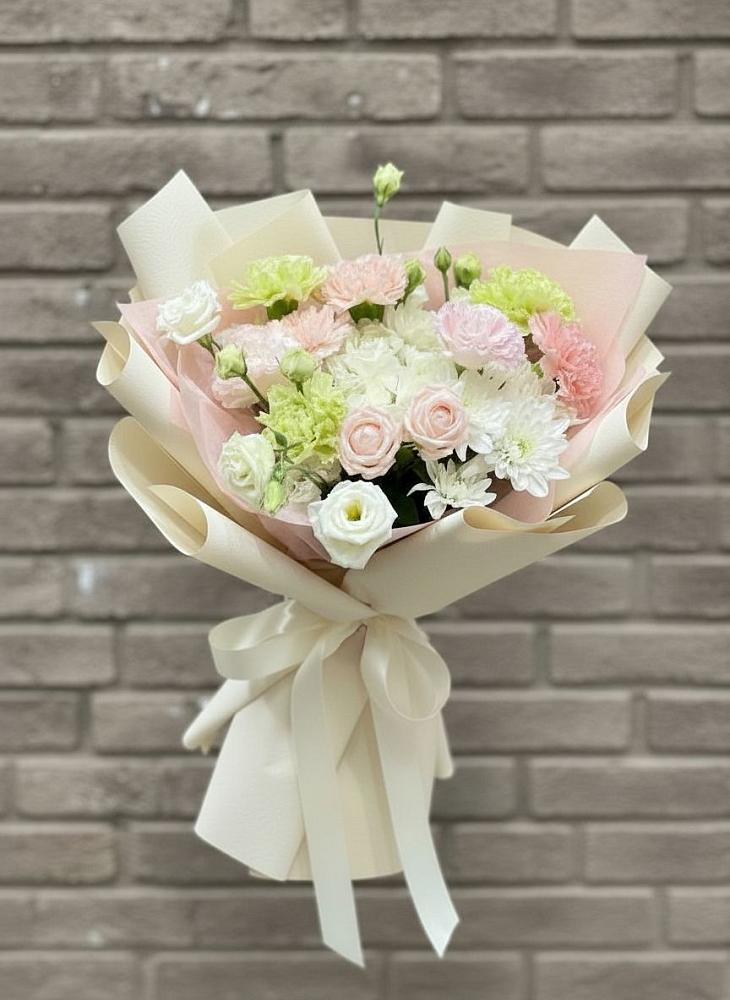 Букет цветов из: Гвоздики, Розы, Лизиантусы и Хризантемы в Кубинке