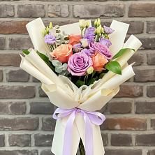 Букет цветов из:  Лизиантусы и Розы в Кубинке