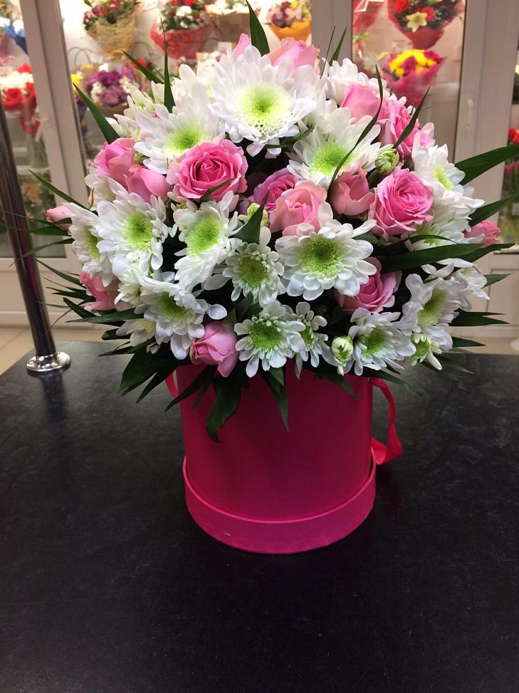 Цветочная композиция из Розы и Хризантемы в шляпной коробке в Кубинке