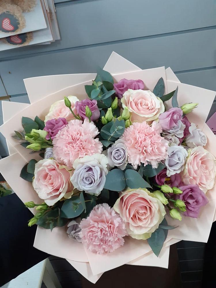 Букет цветов из: Розы, Гвоздики и Лизиантусы в Кубинке