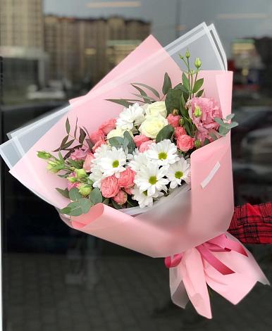 Букет цветов из: Розы, Лизиантусы и Хризантемы в Кубинке