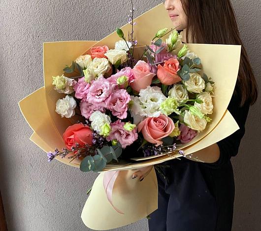 Букет цветов из: Розы, Лизиантусы и Гвоздики в Кубинке