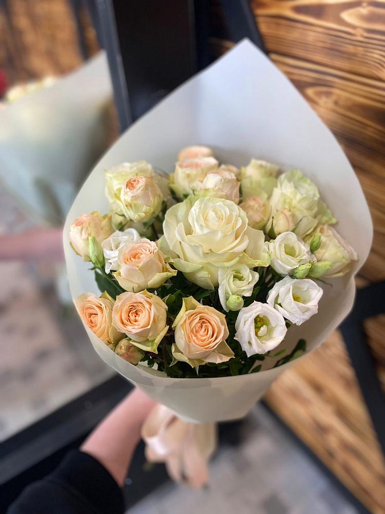 Букет цветов из: Розы и Лизиантусы в Кубинке